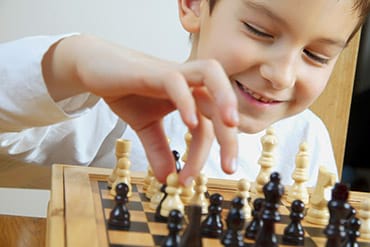 Ребенок играт в шахматы