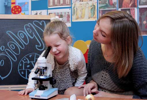 Ребенок смотрит в микроскоп