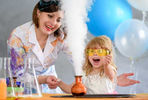 Ребенок радуется химической реакции