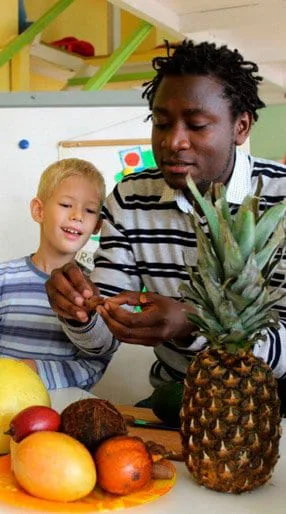 И даже преподаватели, тоже иногда приезжают к нам, прямо из самого Лондона