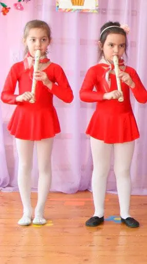 Поем английские песни и даже играем на свирелях