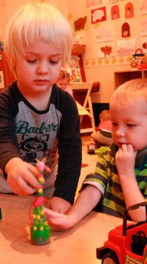 Малыши тренируют свои пальчики на занятии Messy Play